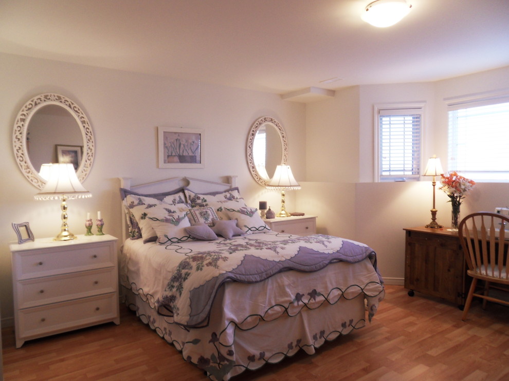 На фото: спальня в классическом стиле с белыми стенами и паркетным полом среднего тона