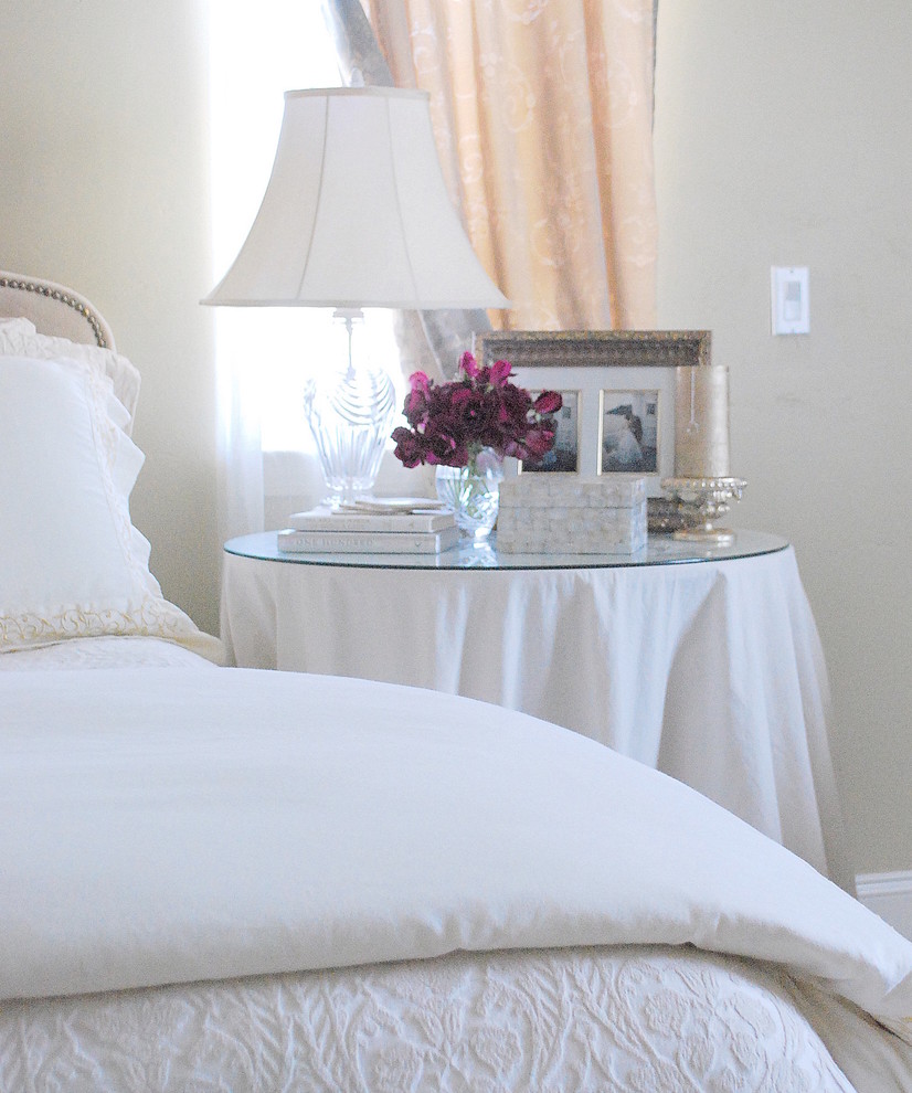 Klassisches Schlafzimmer mit beiger Wandfarbe in Sonstige
