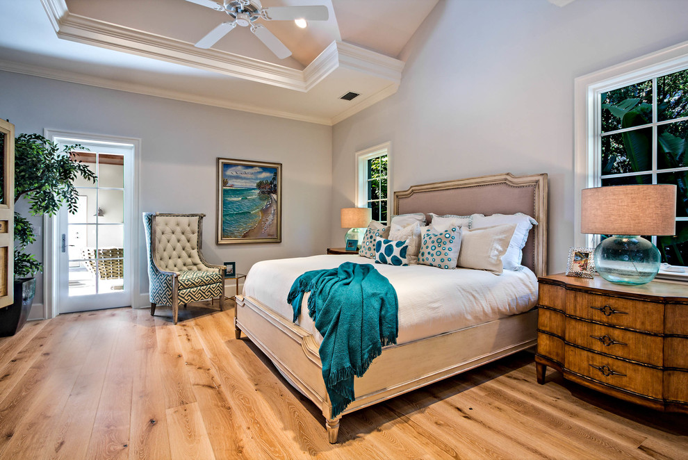 Imagen de dormitorio clásico con paredes grises y suelo de madera clara