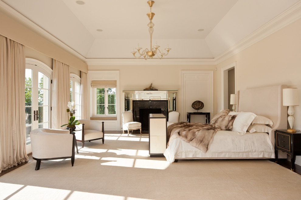 Inspiration för klassiska sovrum, med beige väggar
