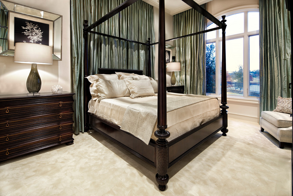 Источник вдохновения для домашнего уюта: спальня в классическом стиле с бежевыми стенами и ковровым покрытием