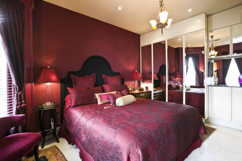 Exemple d'une chambre chic avec un mur rouge.