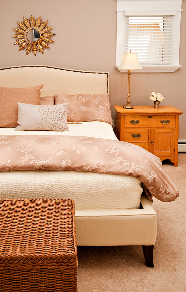 Imagen de dormitorio tradicional con paredes beige y moqueta