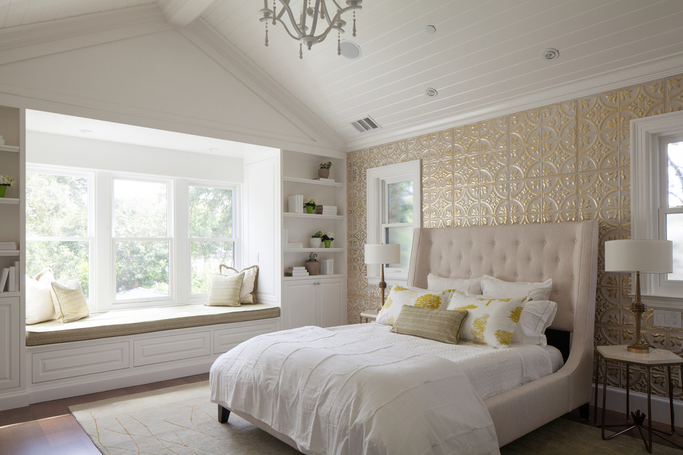 Imagen de dormitorio principal tradicional con suelo de madera en tonos medios