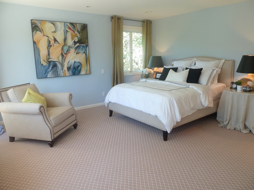 Immagine di una camera da letto classica con pareti blu e moquette