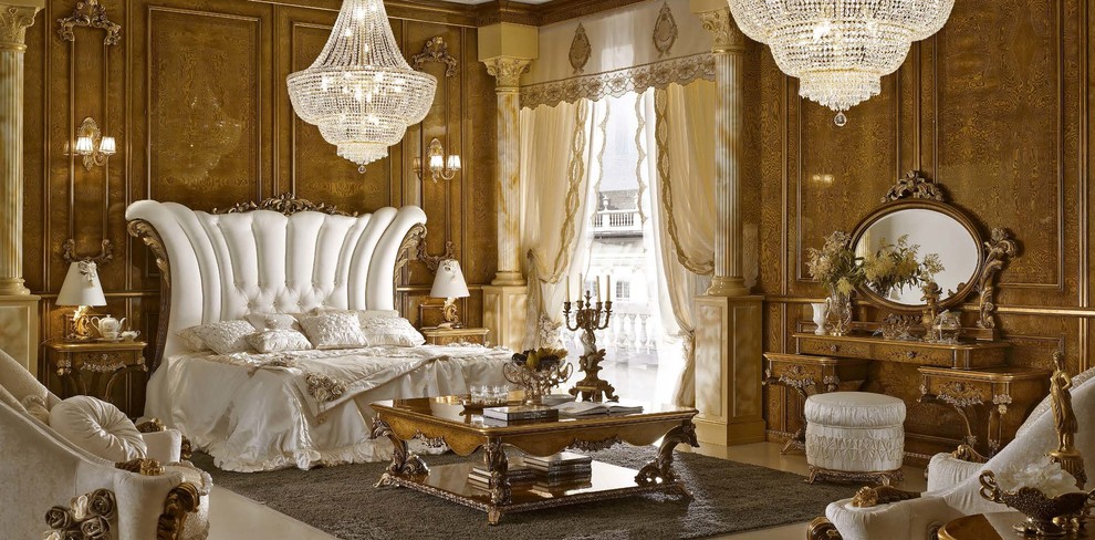 Пример оригинального дизайна: большая хозяйская спальня в классическом стиле с коричневыми стенами и мраморным полом