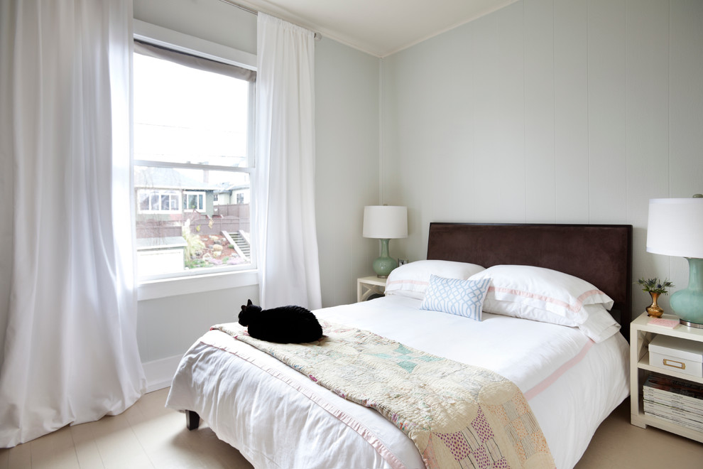 Klassisches Schlafzimmer mit grauer Wandfarbe in Sonstige