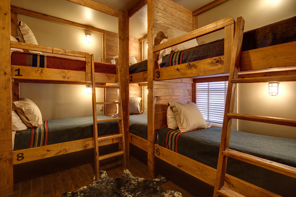 Пример оригинального дизайна: гостевая спальня (комната для гостей) в классическом стиле с бежевыми стенами и темным паркетным полом