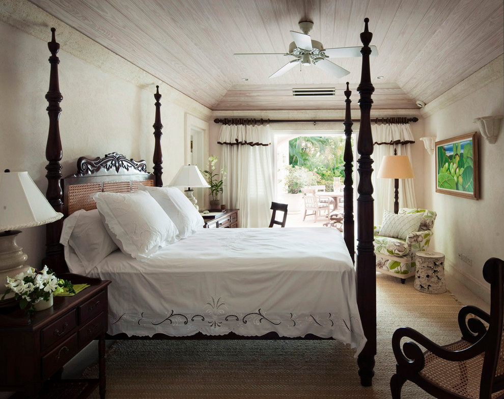 Esempio di una camera da letto shabby-chic style con pareti beige