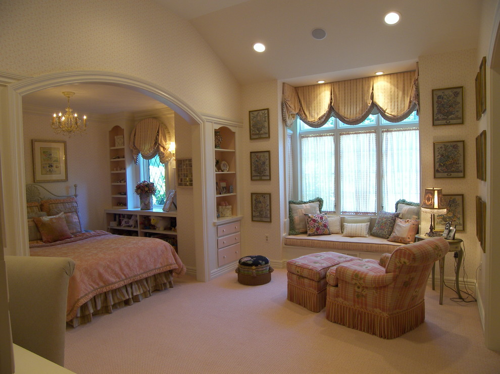 Ejemplo de dormitorio tradicional grande con paredes rosas y moqueta