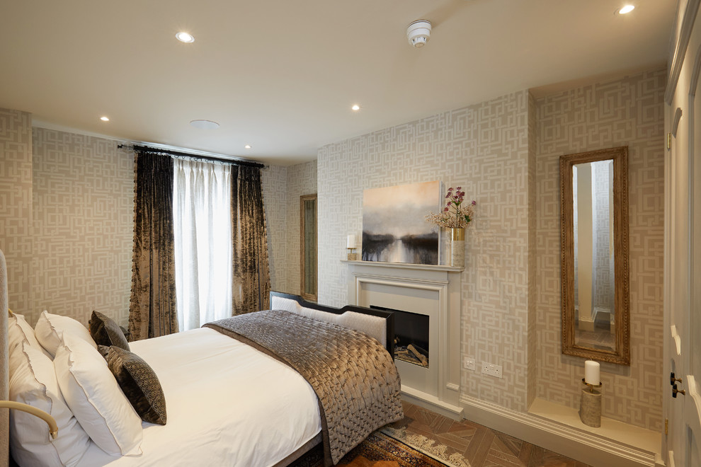 Идея дизайна: гостевая спальня среднего размера, (комната для гостей) в классическом стиле с серыми стенами, мраморным полом, белым полом, стандартным камином и фасадом камина из штукатурки