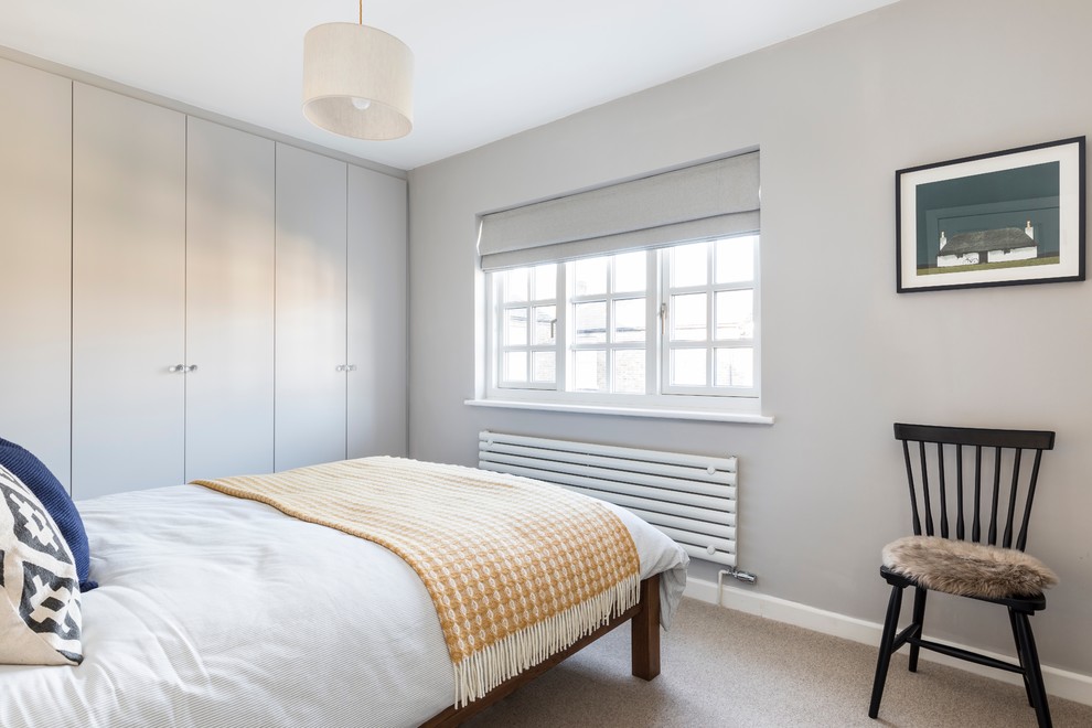 Стильный дизайн: хозяйская спальня в классическом стиле с ковровым покрытием - последний тренд