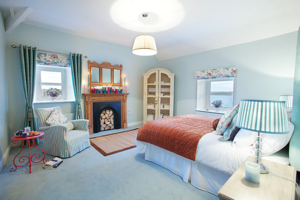 Источник вдохновения для домашнего уюта: спальня в классическом стиле с синими стенами, ковровым покрытием, стандартным камином, фасадом камина из дерева, синим полом и синими шторами