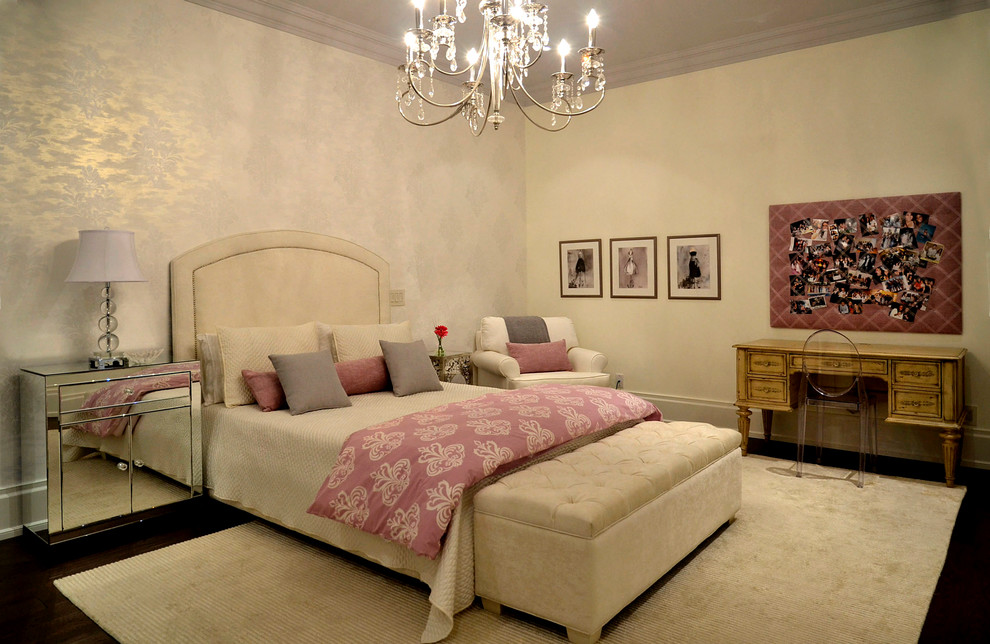 Bild på ett vintage sovrum, med beige väggar och mörkt trägolv