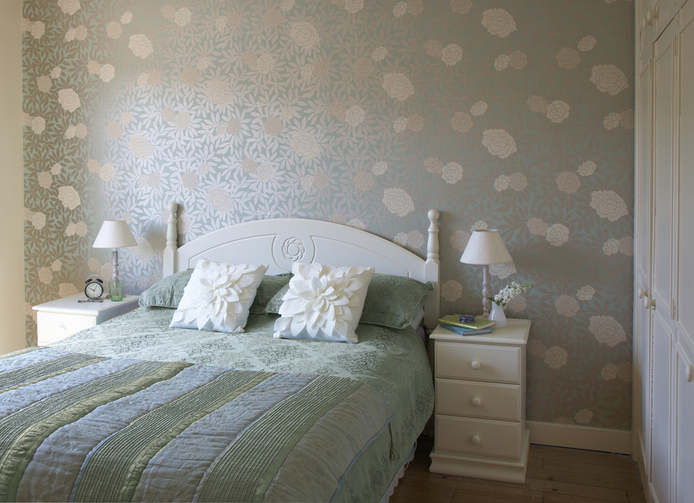 Imagen de dormitorio clásico sin chimenea con paredes azules y suelo de madera clara