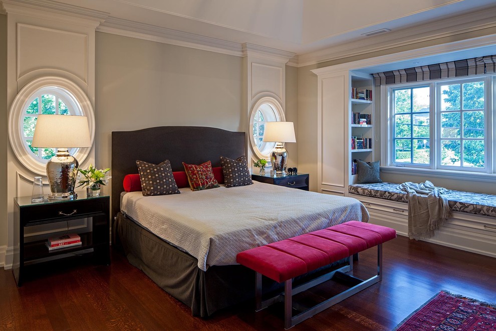 Klassisches Schlafzimmer ohne Kamin mit grauer Wandfarbe und dunklem Holzboden in Toronto