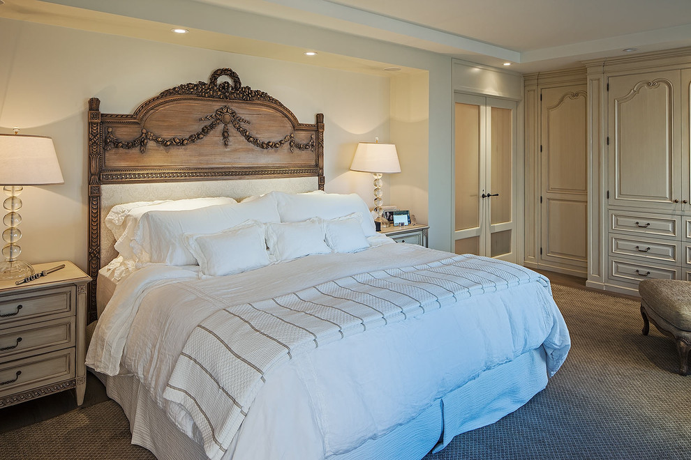 Foto di una camera da letto tradizionale con pareti beige, moquette e nessun camino