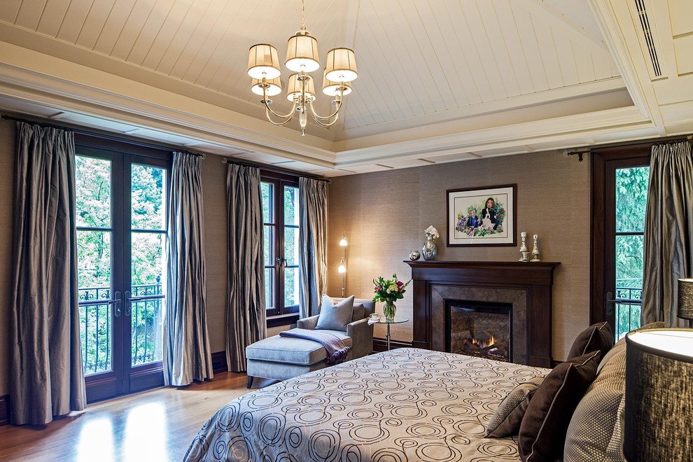 トロントにあるトラディショナルスタイルのおしゃれな寝室 (グレーの壁、無垢フローリング、標準型暖炉)
