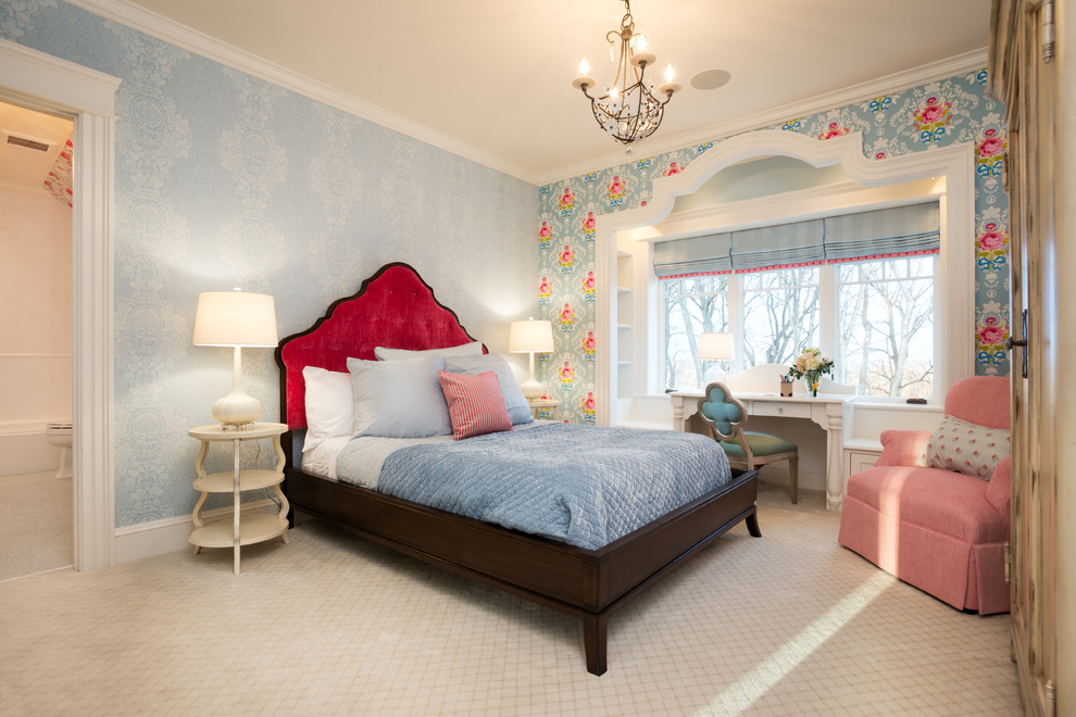 Modelo de dormitorio tradicional con paredes multicolor y moqueta