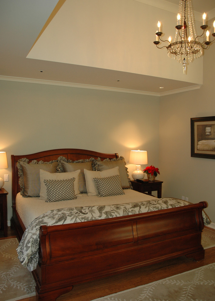 Пример оригинального дизайна: спальня в классическом стиле с серыми стенами и паркетным полом среднего тона без камина