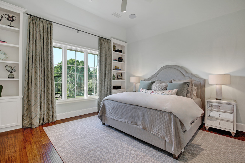 ダラスにあるトラディショナルスタイルのおしゃれな主寝室 (白い壁、濃色無垢フローリング、茶色い床、グレーとブラウン) のレイアウト
