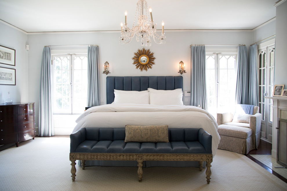 Источник вдохновения для домашнего уюта: спальня в классическом стиле с серыми стенами, стандартным камином и синими шторами