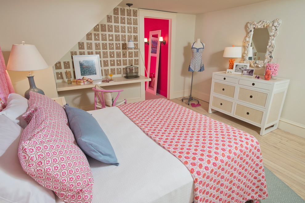 Esempio di una camera da letto tradizionale con pareti beige e parquet chiaro