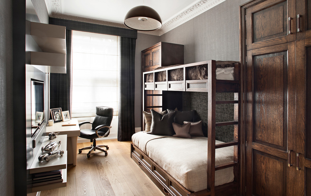Inspiration pour une chambre traditionnelle avec un mur gris et un sol en bois brun.