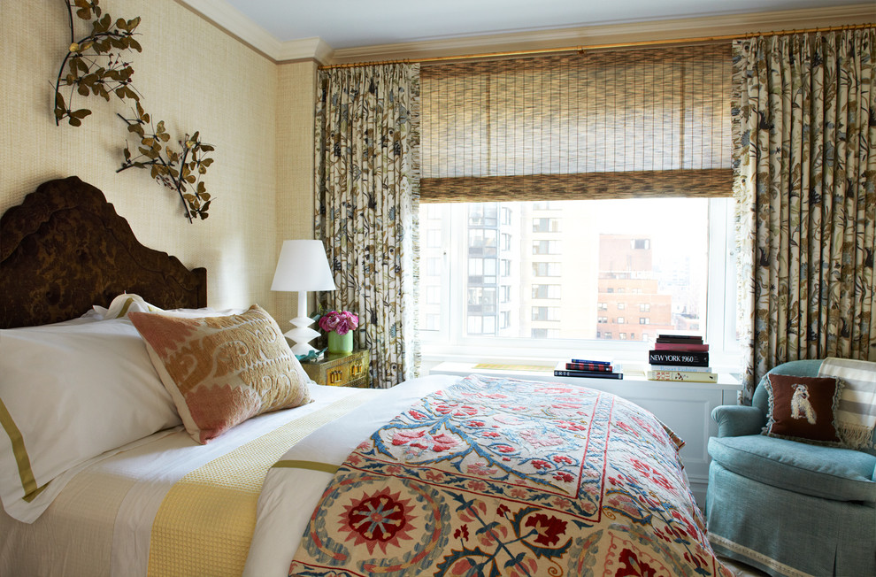 Klassisches Schlafzimmer ohne Kamin mit beiger Wandfarbe in New York