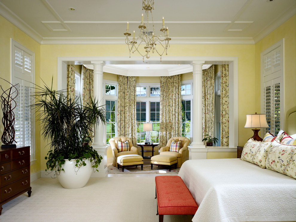 На фото: спальня в классическом стиле с желтыми стенами и ковровым покрытием с