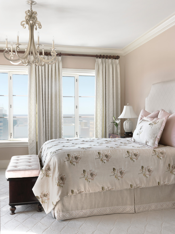 Modelo de habitación de invitados clásica con paredes beige, moqueta y suelo blanco