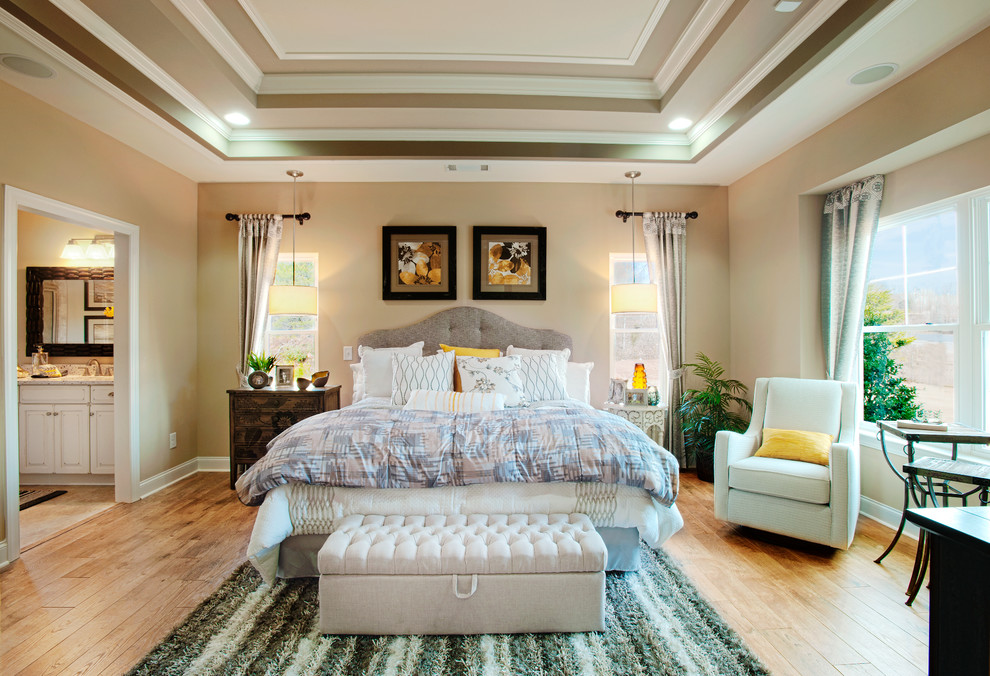 Idéer för vintage sovrum, med beige väggar och mellanmörkt trägolv