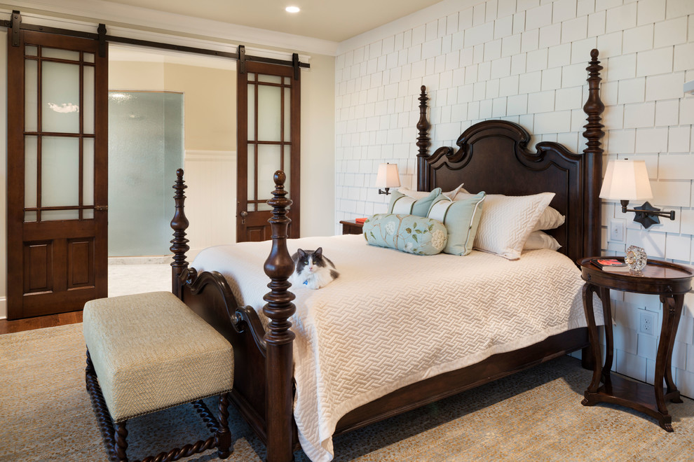 Cette image montre une chambre traditionnelle avec un mur blanc et parquet foncé.