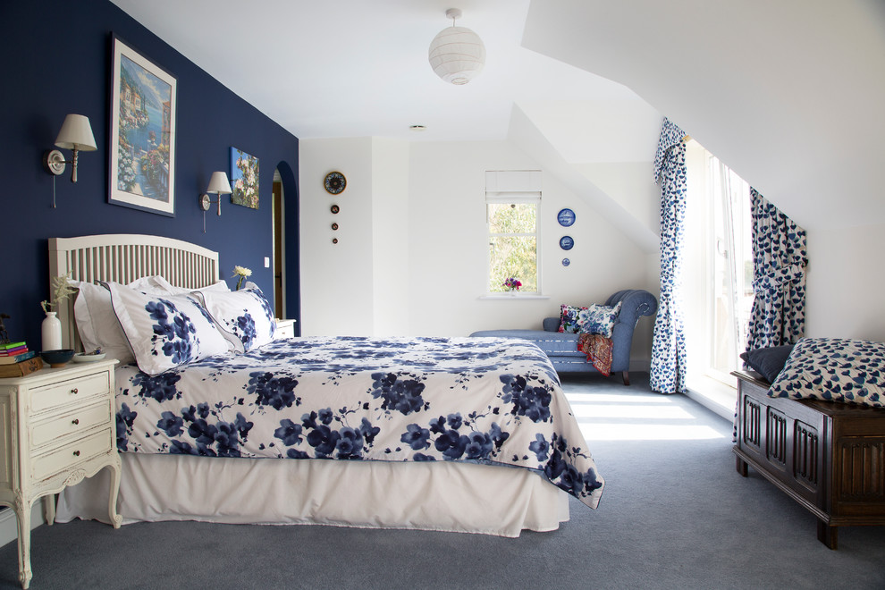 Klassisches Hauptschlafzimmer mit bunten Wänden, Teppichboden und blauem Boden in Kent