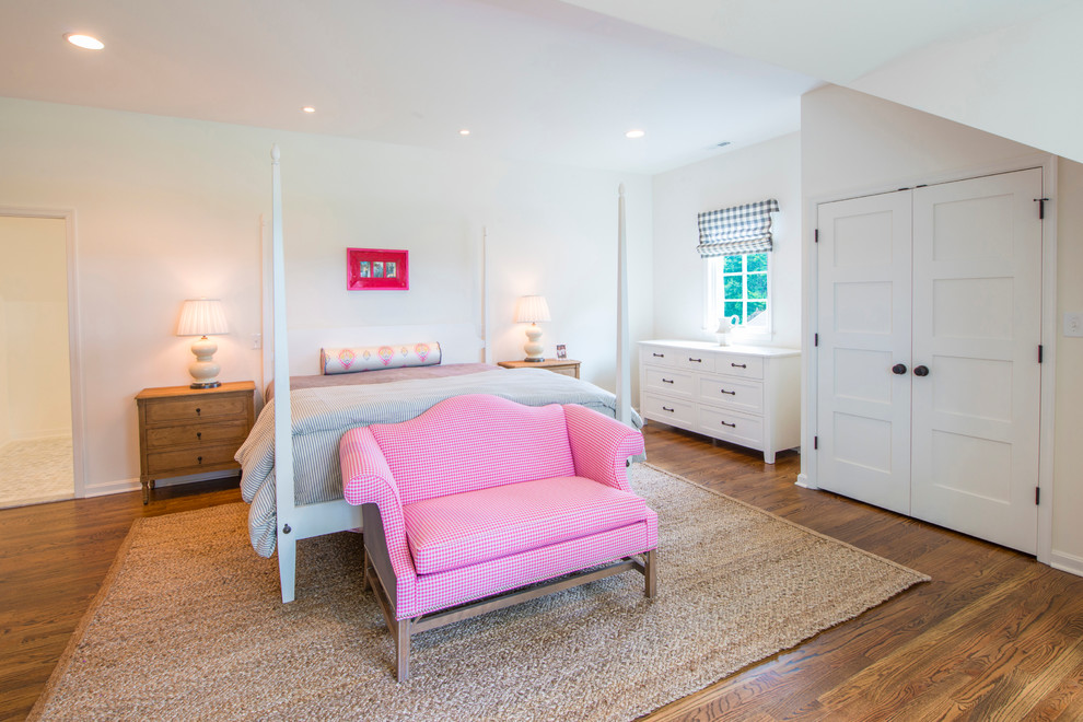 Klassisches Schlafzimmer mit weißer Wandfarbe und braunem Holzboden in Baltimore