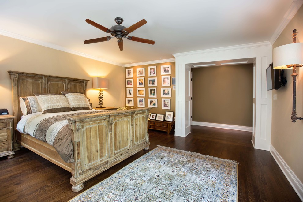 Diseño de dormitorio tradicional con paredes beige y suelo de madera oscura