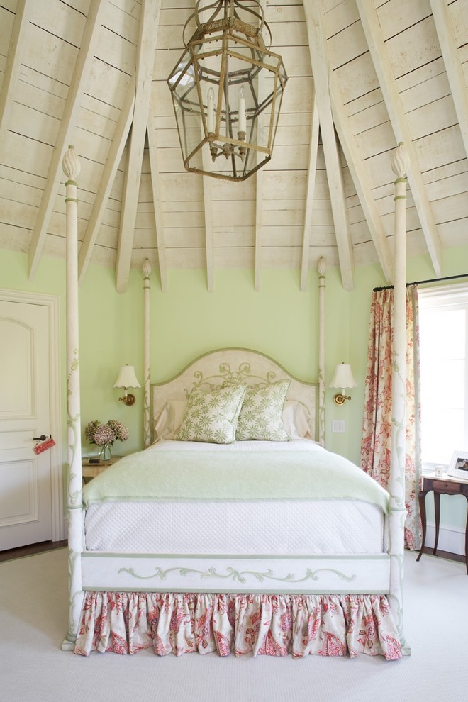Idéer för ett stort shabby chic-inspirerat sovrum, med gröna väggar och heltäckningsmatta