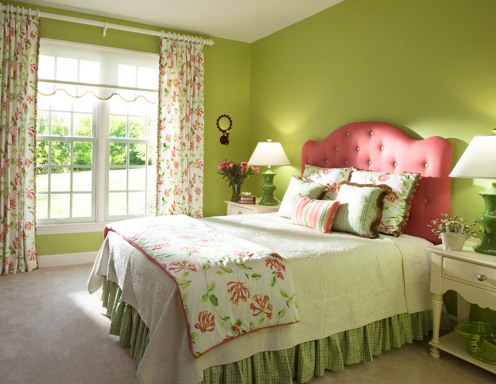 Cette photo montre une chambre avec moquette chic avec un mur vert et aucune cheminée.