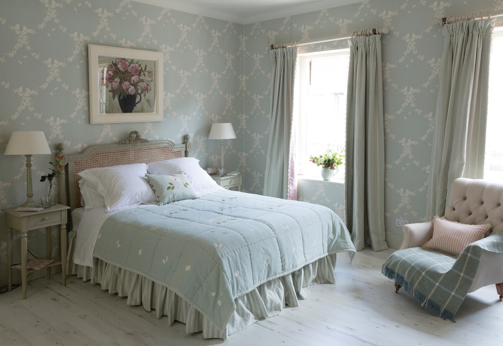 Klassisches Schlafzimmer mit bunten Wänden und hellem Holzboden in Wiltshire