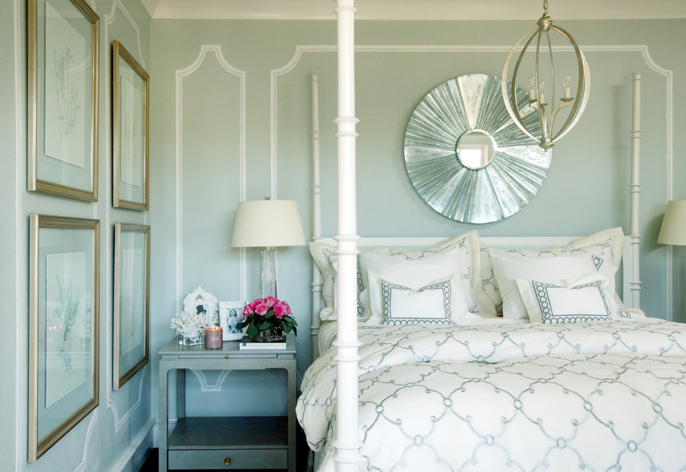 Идея дизайна: хозяйская спальня в классическом стиле с серыми стенами без камина