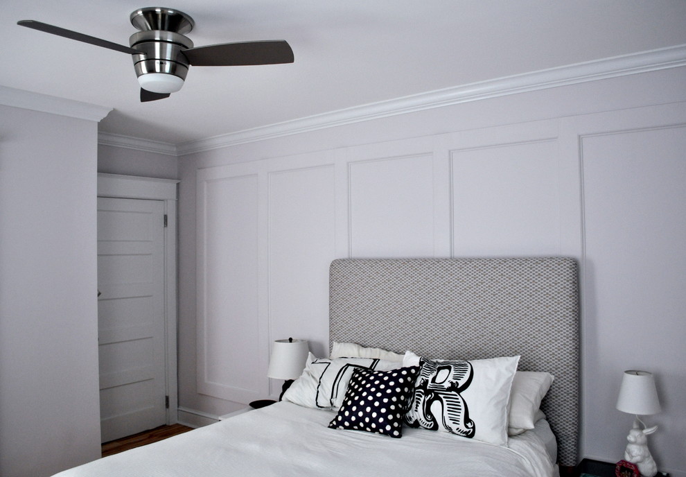 Klassisk inredning av ett sovrum, med grå väggar
