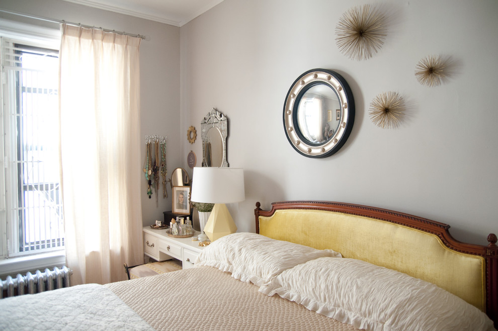 Ejemplo de dormitorio tradicional con paredes grises