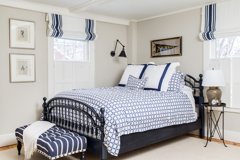 Пример оригинального дизайна: спальня в классическом стиле с серыми стенами и светлым паркетным полом