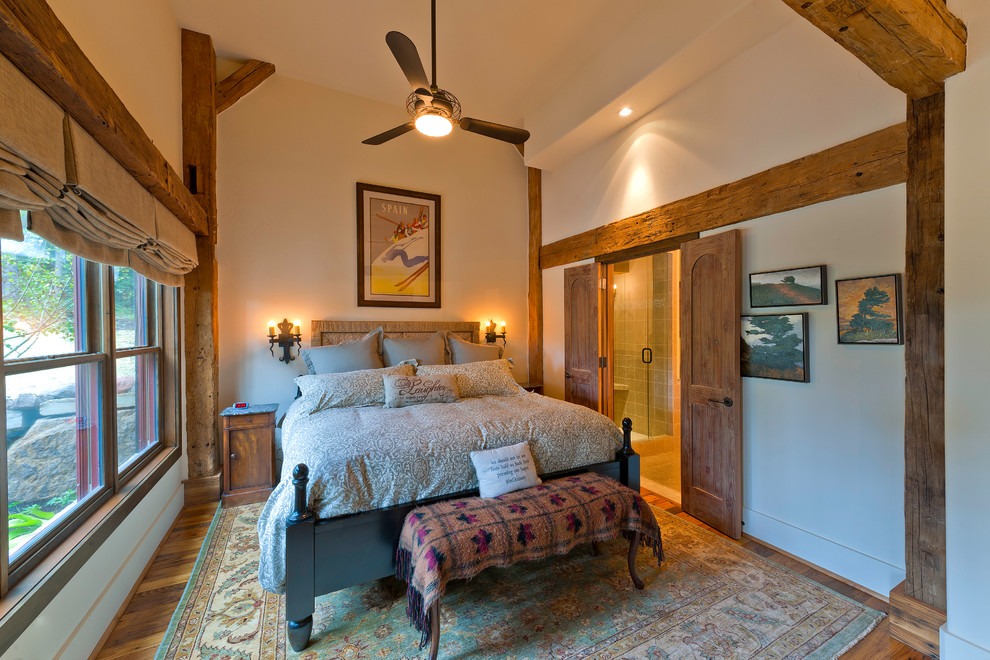 Klassisches Schlafzimmer mit beiger Wandfarbe und braunem Holzboden in Denver