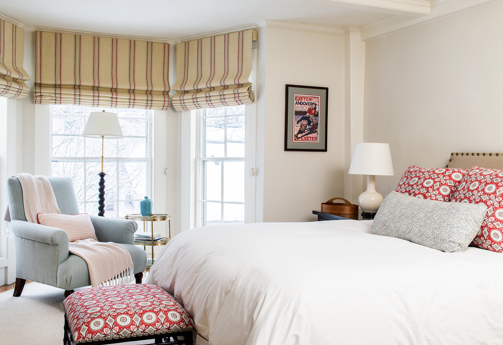 Foto di una camera da letto chic con pareti beige e parquet chiaro