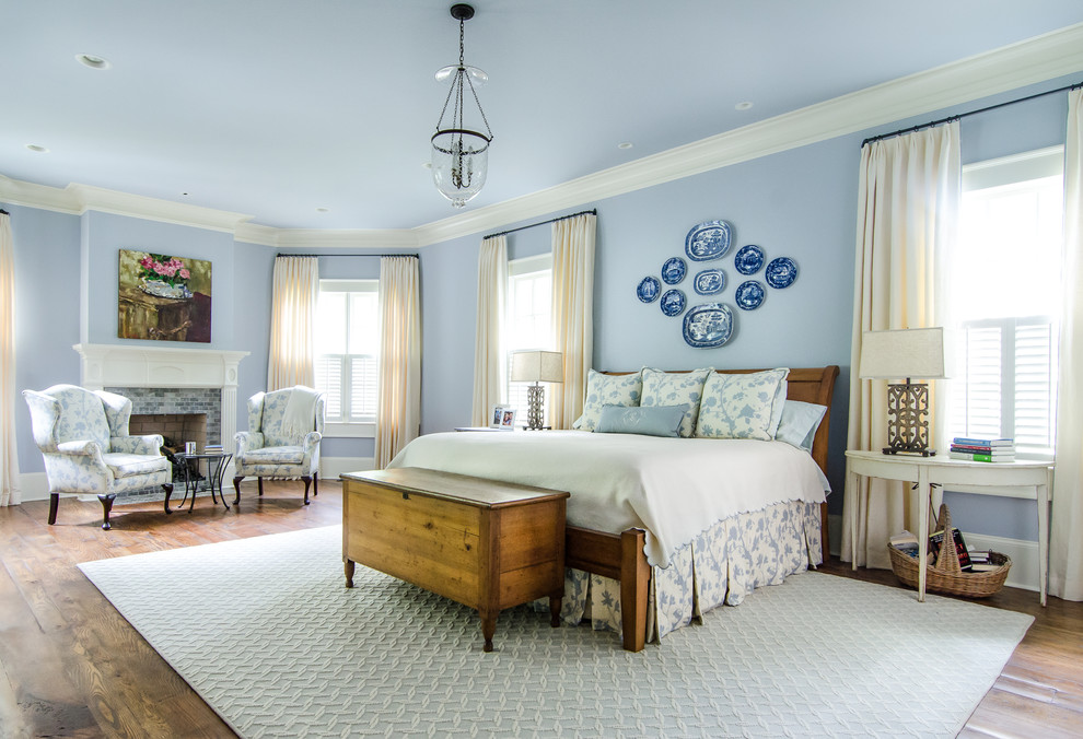 アトランタにあるトラディショナルスタイルのおしゃれな寝室 (青い壁) のインテリア