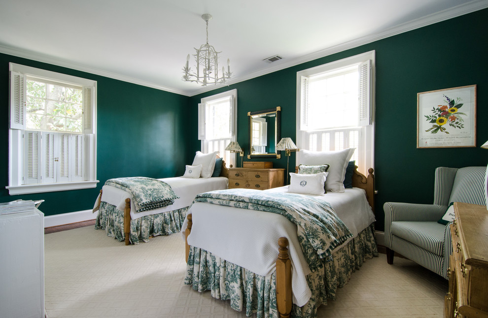 Immagine di una camera da letto tradizionale con pareti verdi