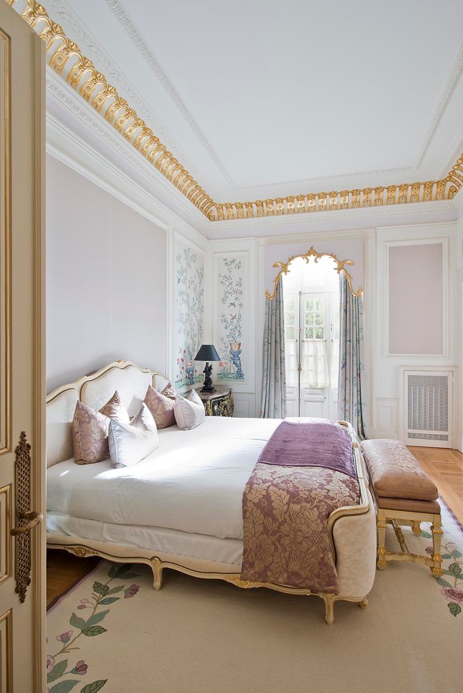 Immagine di una camera matrimoniale chic di medie dimensioni con pareti rosa e pavimento in legno massello medio