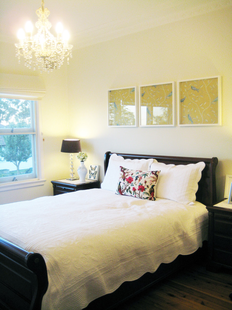 Пример оригинального дизайна: хозяйская спальня в классическом стиле с бежевыми стенами и темным паркетным полом без камина