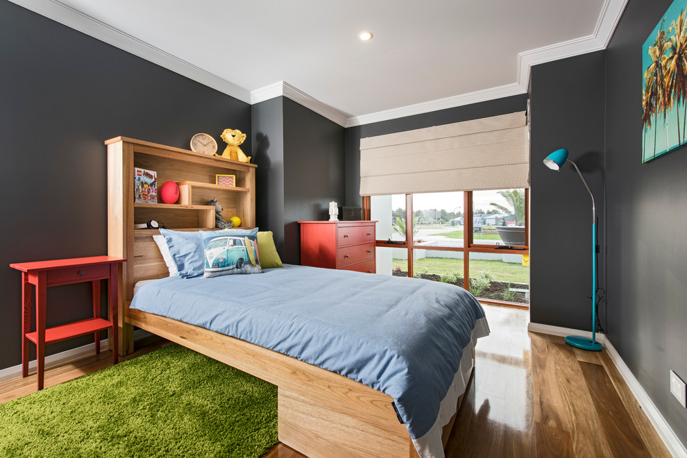Diseño de dormitorio tradicional con paredes grises y suelo de madera clara